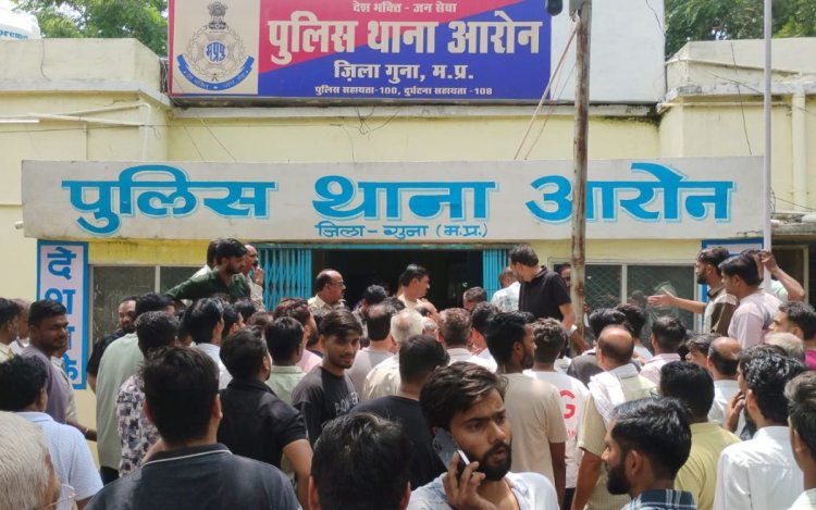 आहारचर्या से लौट रहे जैन मुनि से कथित अभद्रता, आक्रोशित समाज ने थाने का किया घेराव
