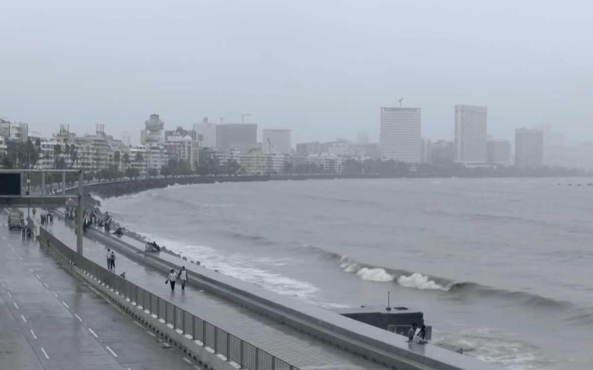 मुंबई में भारी बारिश, समुद्र से दूर रहने की चेतावनी 15 फीट ऊंची लहरें उठ सकती हैं  