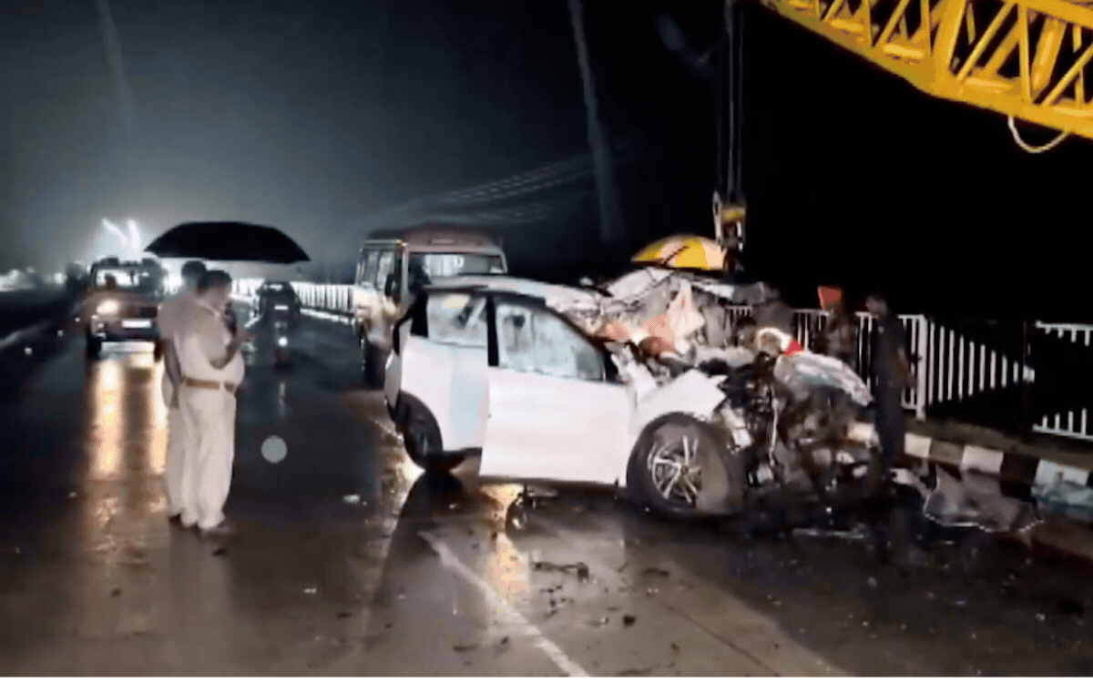 मैहर में चलते ट्रक में घुसी XUV, 5 युवकों की मौत