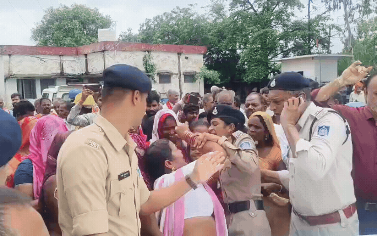 Ramapur Baghelan जनसुनवाई के बाद ग्रामीणों ने रोकी कलेक्टर की गाड़ी, 45 मिनट तक फंसे रहे