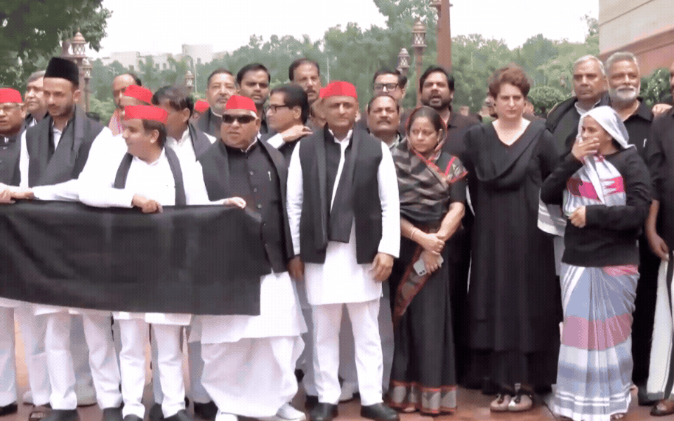 संसद में हंगामा: विपक्ष ने छात्रों पर पुलिस कार्रवाई का मुद्दा उठाया, अखिलेश बोले- बेटियों के कपड़े फाड़ने का अधिकार किसने दिया?