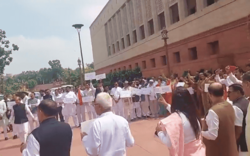 संसद परिसर में NDA और INDIA ब्लॉक के सांसद आमने-सामने, दोनों पक्षों ने लगाए नारे; कार्यवाही दो बजे तक के लिए स्थागित