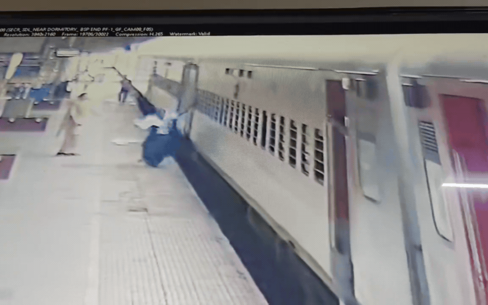 Shahdol Train Accident: चलती ट्रेन से उतरने की कोशिश पड़ी भारी, महिला का कटा पैर; बचाने दौड़ी महिला आरक्षी का VIDEO वायरल