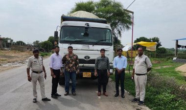 कोयला परिवहन में नियमों की अनदेखी का आरोप, स्कूल के बाहर ट्रकों की पार्किंग पर ग्रामीणों का विरोध