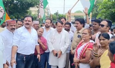 कांग्रेसियों ने भोपाल नगर निगम दफ्तर घेरकर पुतला फूंका, PC Sharma बोले- 25 साल से बिना मास्टर प्लान के चल रहा शहर