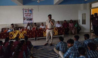 Mauganj में ‘जन सुरक्षा-युवा सृजन संवाद’ कार्यक्रम, विद्यार्थियों को कानून और साइबर सुरक्षा की दी गई जानकारी