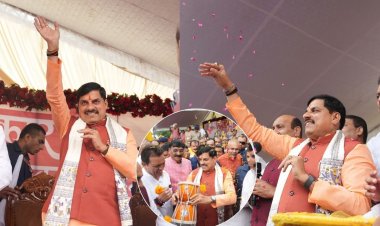 CM मोहन ने कांवड़ियों पर बरसाए फूल, बजाया डमरू