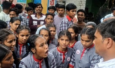 गुना के धरनावदा स्कूल में छात्रों का हंगामा, प्राचार्य पर फेल करने की धमकी देने के आरोप
