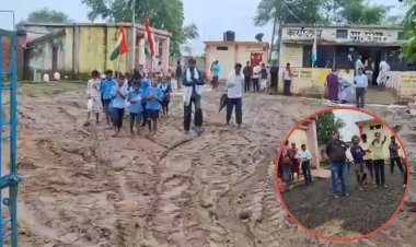 MP Viral Video : डिंडौरी का आजादी जश्न वायरल! कीचड़ में निकली बच्चों की रैली, प्रशासन ने तुरंत डलवाई बजरी