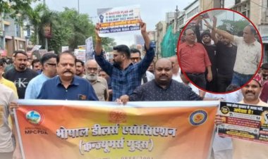 भोपाल में सीलिंग के खिलाफ चक्काजाम, ब्यूटीशियन ने सड़क पर किया मेकअप; व्यापारियों ने दी आत्मदाह की चेतावनी