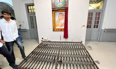 DAVV का गेट तोड़ने पर 10 छात्रों पर FIR, छात्र संघ चुनाव की मांग को लेकर हुआ था हंगामा