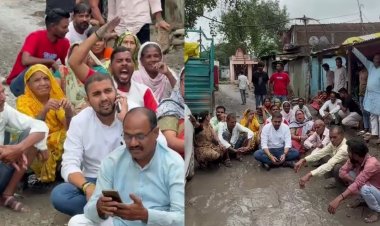 इंदौर में कीचड़ में बैठकर पार्षद-रहवासियों का प्रदर्शन, सड़क नहीं बनने पर निगम के खिलाफ मोर्चा