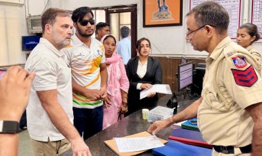 Pellet Gun Case FIR : राहुल गांधी के 5 घंटे धरने के बाद FIR दर्ज, पुलिस ने अज्ञात के खिलाफ किया मामला दर्ज