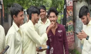 प्राचार्य के तबादले पर छात्रों ने फोड़े पटाखे, बांटी मिठाई