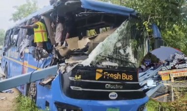 EV Bus Accident : सूर्यपेट में EV बस और ट्रक की जोरदार भिड़ंत, 5 महिलाओं समेत 6 की दर्दनाक मौत