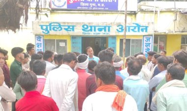 गुना में यूरिन कांड के बाद स्कूल में ताला, TI के कथित ‘FIR नहीं करूंगा’ बयान से गरमाया मामला