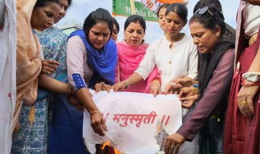 महिला कांग्रेस का प्रदर्शन, मनुस्मृति दहन कर जताया भाजपा सरकार के खिलाफ विरोध