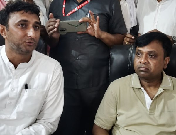 कलेक्टर नरेंद्र सूर्यवंशी के आश्वासन के बाद विधायक दिव्यराज सिंह ने समाप्त किया अनशन