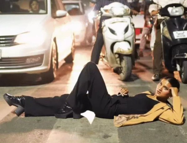 रील बनाने के लिए सड़क पर ‘ड्रामा’! जेब्रा क्रॉसिंग पर लेटी युवती, ट्रैफिक हुआ ब्लॉक