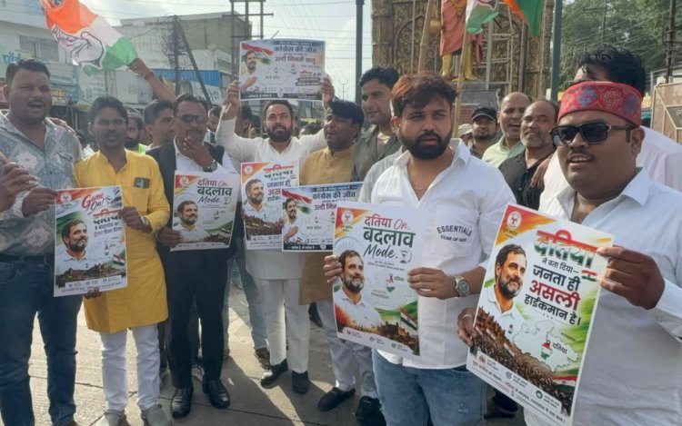 Datia उपचुनाव जीत पर Indore में Congress का जश्न, ढोल-नगाड़ों के साथ बांटी मिठाइयां
