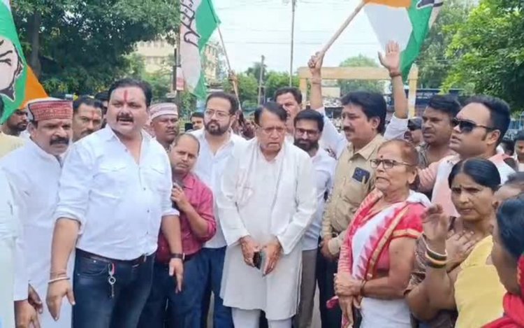 कांग्रेसियों ने भोपाल नगर निगम दफ्तर घेरकर पुतला फूंका, PC Sharma बोले- 25 साल से बिना मास्टर प्लान के चल रहा शहर