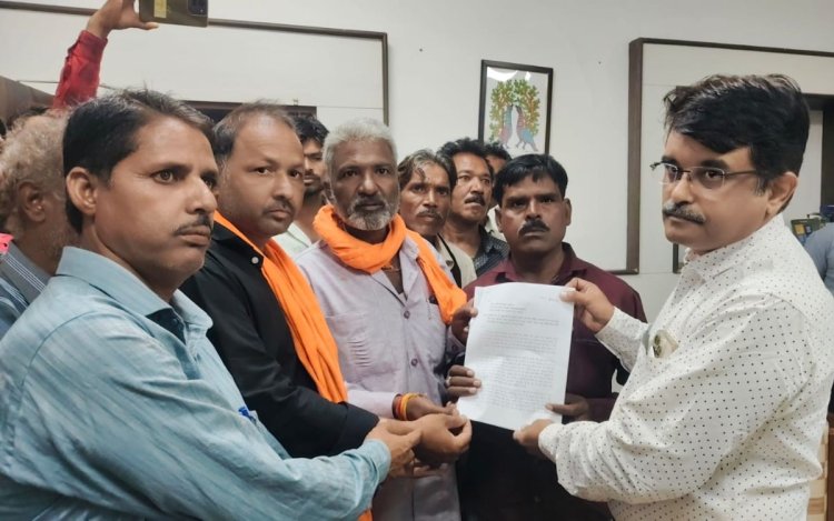 डिफर्ड वेजज और योजनाओं का भुगतान अटका, हलाली डैम के सैकड़ों मछुआरों ने मत्स्य महासंघ कार्यालय घेरा