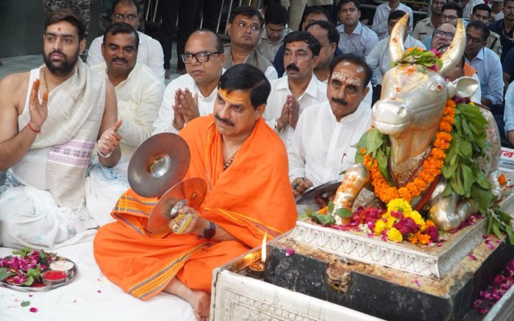 बाबा महाकाल की भक्ति में लीन CM Mohan Yadav, झांझ बजाकर की शयन आरती