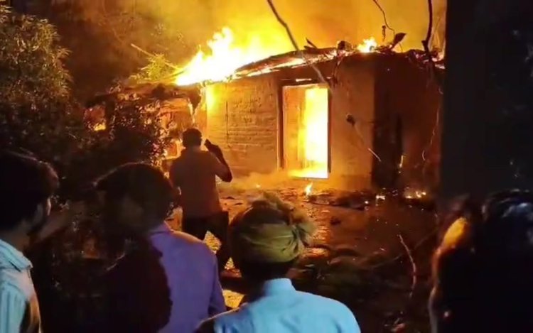 Khaniyadhana में खाना बनाते समय फटा गैस सिलेंडर, पूर्व पार्षद के घर का सामान जलकर खाक