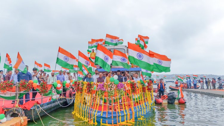 MP में छाया तिरंगा, 350 नावों पर फहराया राष्ट्रध्वज