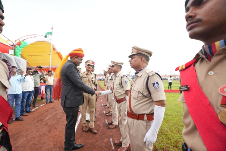 मऊगंज में गूंजा वंदे मातरम, कलेक्टर ने किया ध्वजारोहण