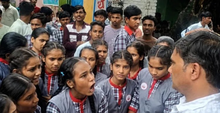 गुना के धरनावदा स्कूल में छात्रों का हंगामा, प्राचार्य पर फेल करने की धमकी देने के आरोप