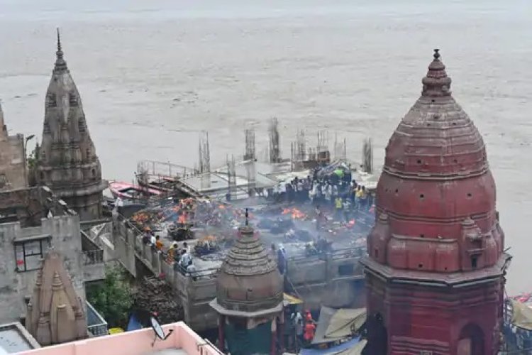 छतों पर हो रहा अंतिम संस्कार
