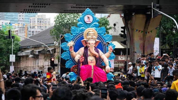 मुंबई में गणेश प्रतिमा गिरने से 2 की मौत, 5 घायल: भुलेश्वर में आगमन जुलूस के दौरान हादसा; दो बच्चियां भी चपेट में