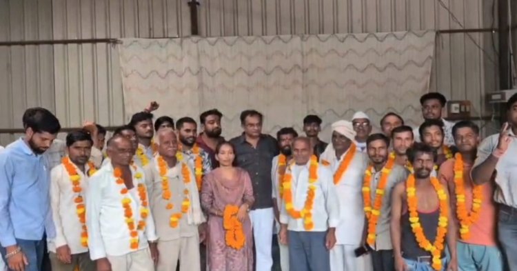 खंडवा में BJP को झटका: 25 कार्यकर्ता कांग्रेस में शामिल, जिला अध्यक्ष बोले- भाजपा से बढ़ रही नाराजगी