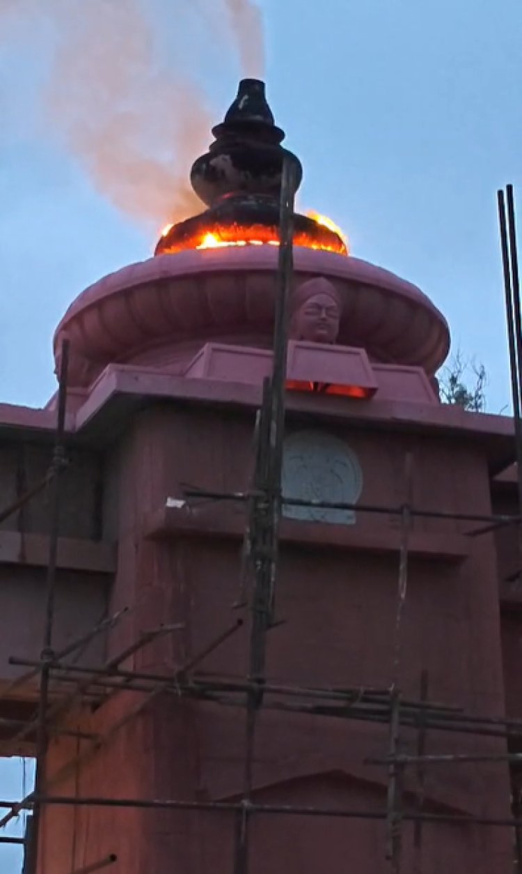 निर्माणाधीन वेलकम गेट के गुंबद में लगी आग, मजदूरों ने भागकर बचाई जान