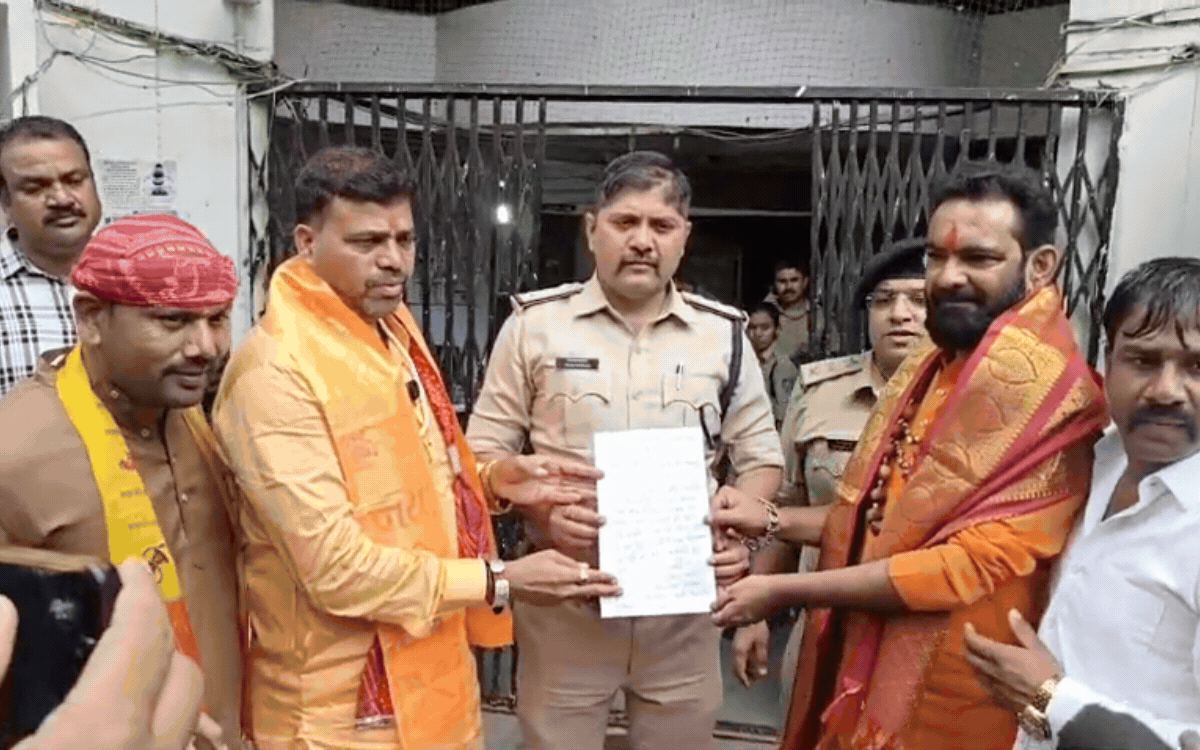 Indore में मौलाना जर्जिस अंसारी के खिलाफ प्रदर्शन, पुलिस से FIR और गिरफ्तारी की मांग