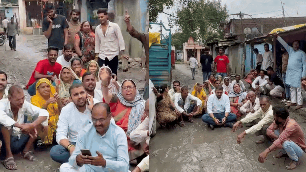इंदौर में कीचड़ में बैठकर पार्षद-रहवासियों का प्रदर्शन, सड़क नहीं बनने पर निगम के खिलाफ मोर्चा