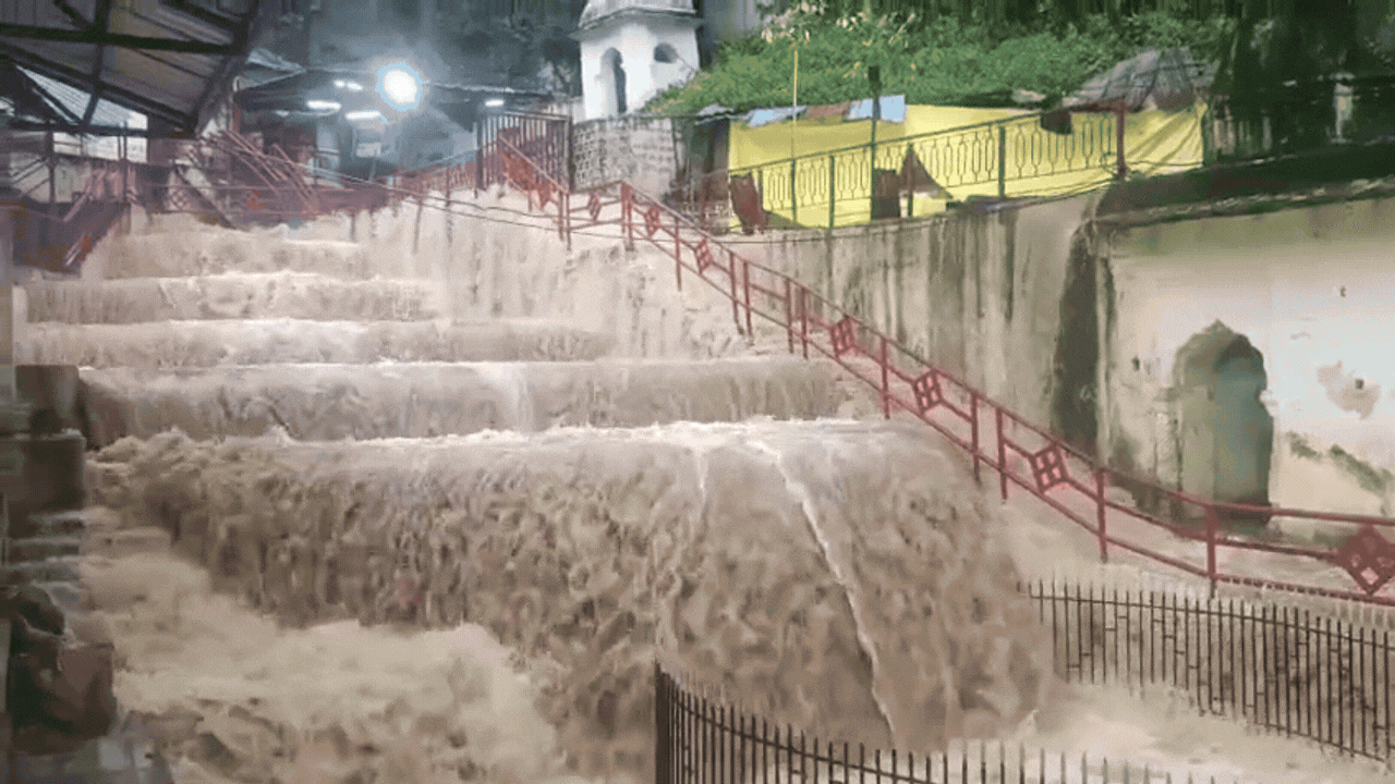 Chitrakoot में बाढ़ से हाहाकार: पुल बहा-लोगों के घर डूबे, हेलिकॉप्टर से रेस्क्यू