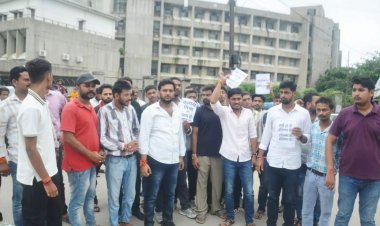 Rewa में NSUI कार्यकर्ताओं का प्रदर्शन, Medical College Dean को चूड़ी भेंट करने पहुंचे