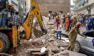 Delhi Building Collapse : दिल्ली बिल्डिंग हादसे की वायरल तस्वीरें, मलबा हटाया तो दबा मिला युवक