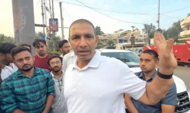 OPD बंद...मरीज परेशान: सड़क पर बैठे इंटर्न डॉक्टर, प्रदर्शन स्थल पर पहुंचकर जीतू पटवारी ने की बात