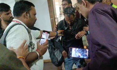 Indore Collector Jansunwai : युवक ने केरोसिन डालकर किया आत्मदाह का प्रयास, DJ गाड़ी विवाद में कार्रवाई की मांग