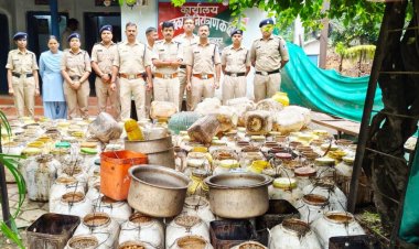 बुरहानपुर में अवैध शराब के खिलाफ बड़ी कार्रवाई, 215 लीटर कच्ची शराब और 3300 किलो महुआ लहान जब्त