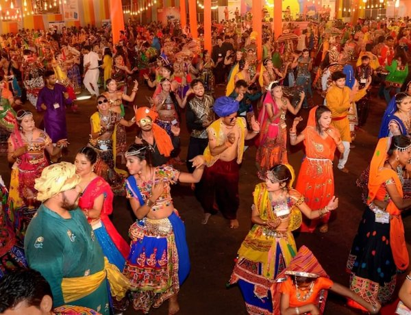 महाराष्ट्र में गरबा पंडालों में मुस्लिमों की ‘नो एंट्री’, VHP ने जारी की गाइडलाइन; आधार जांच और तिलक की बात