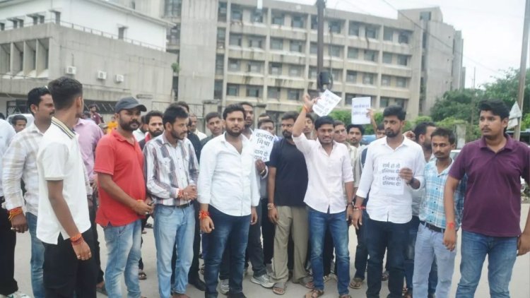 Rewa में NSUI कार्यकर्ताओं का प्रदर्शन, Medical College Dean को चूड़ी भेंट की