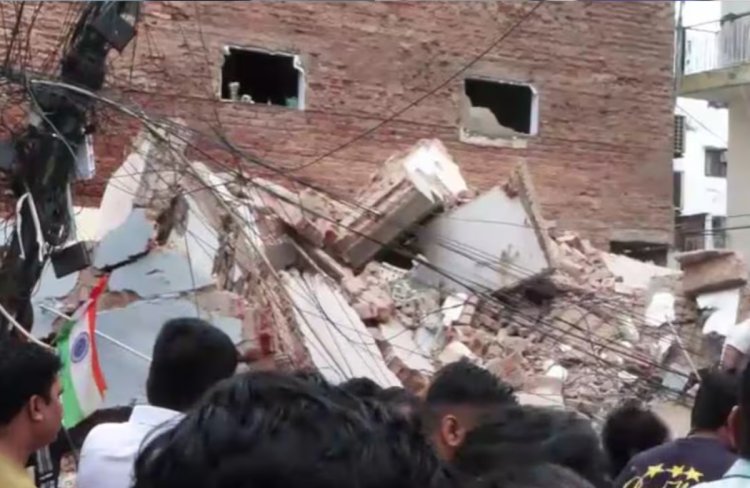 दिल्ली में 5 मंजिला बिल्डिंग गिरी, कई लोग और गाड़ियां मलबे में दबी