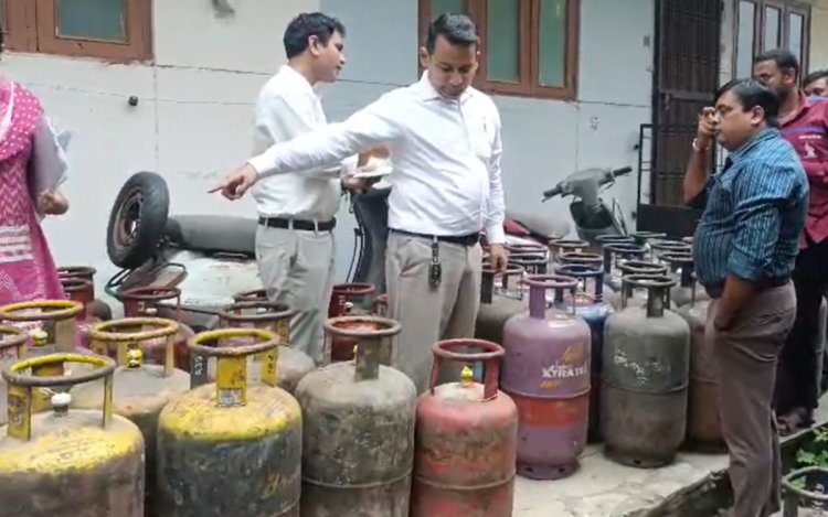 Illegal Cylinder Storage : इंदौर के रिहायशी इलाके में अवैध गैस सिलेंडरों का भंडाफोड़, 84 सिलेंडर जब्त