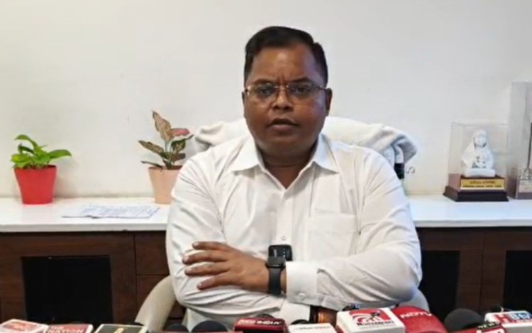 CM हेल्पलाइन में लापरवाही पर कलेक्टर की सख्ती, लिपिक निलंबित, दो अधिकारियों का वेतन काटने के निर्देश