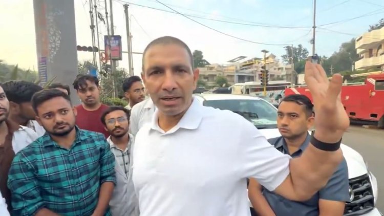 OPD बंद...मरीज परेशान: सड़क पर बैठे इंटर्न डॉक्टर, प्रदर्शन स्थल पर पहुंचकर जीतू पटवारी ने की बात