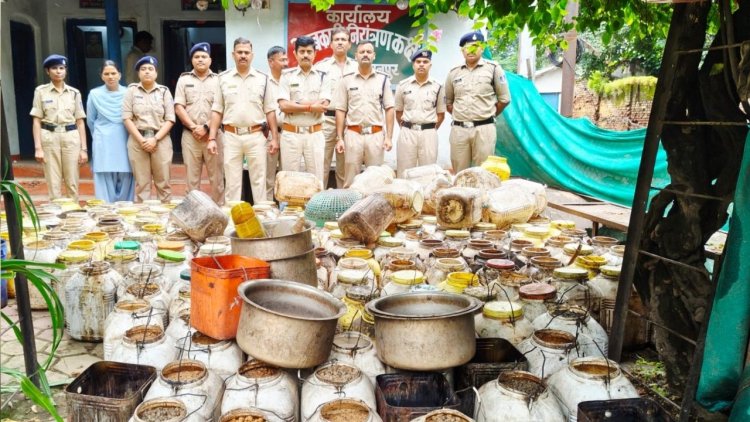 बुरहानपुर में अवैध शराब के खिलाफ बड़ी कार्रवाई, 215 लीटर कच्ची शराब और 3300 किलो महुआ लहान जब्त